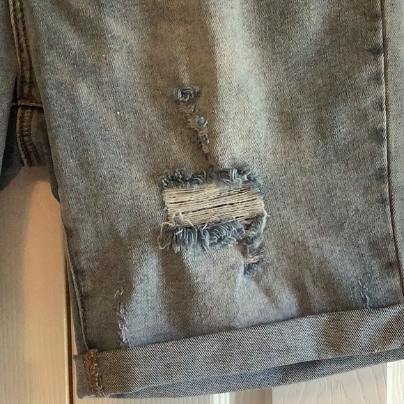 Plus size Jean shorts…..Bermuda style.  Size 20 by Savvy. - Picture 5 of 7